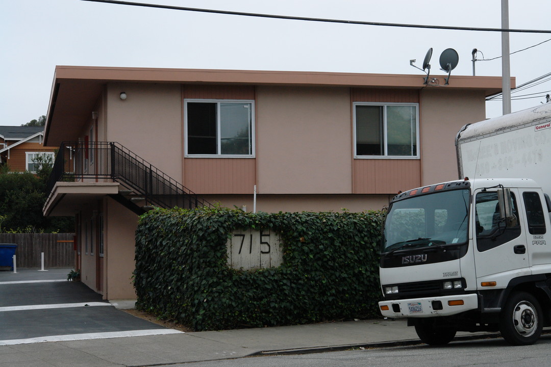 715 Woodside Way in San Mateo, CA - Building Photo