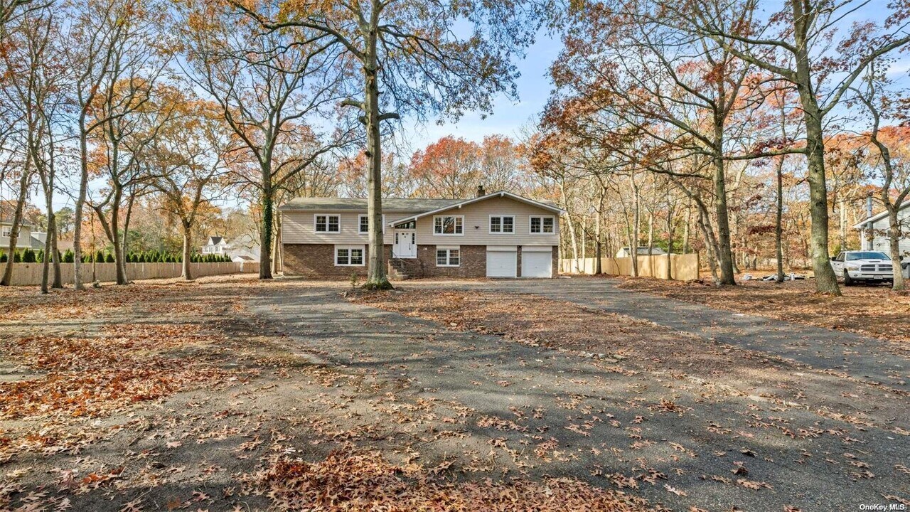 18 Canine Rd in Holtsville, NY - Building Photo