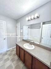 4072 Cedar Ave in Cleveland, OH - Foto de edificio - Building Photo