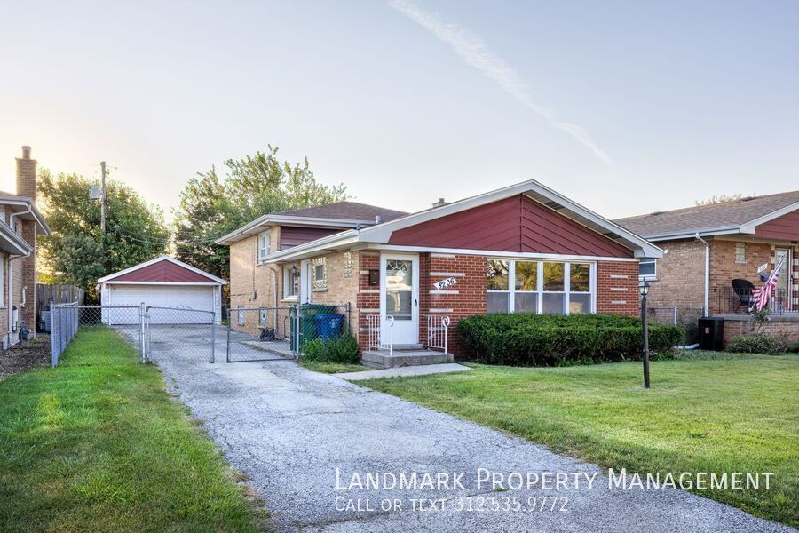 8206 McVicker Ave in Burbank, IL - Building Photo