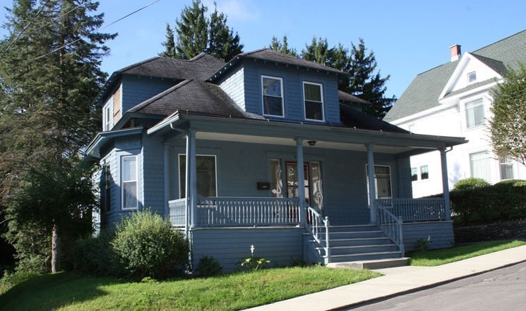 41 Clayton Ave in Cortland, NY - Foto de edificio