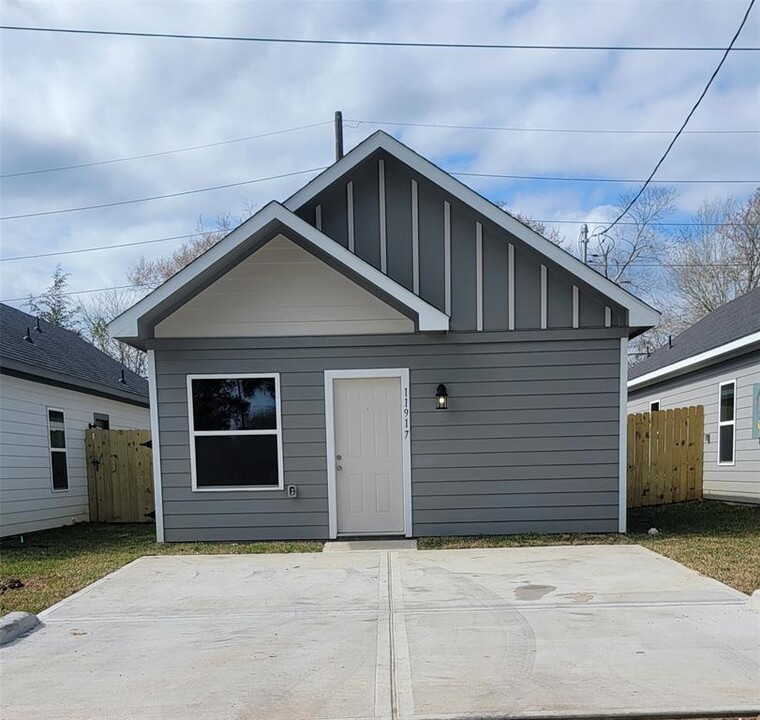 11917 Nelwood St in Willis, TX - Building Photo