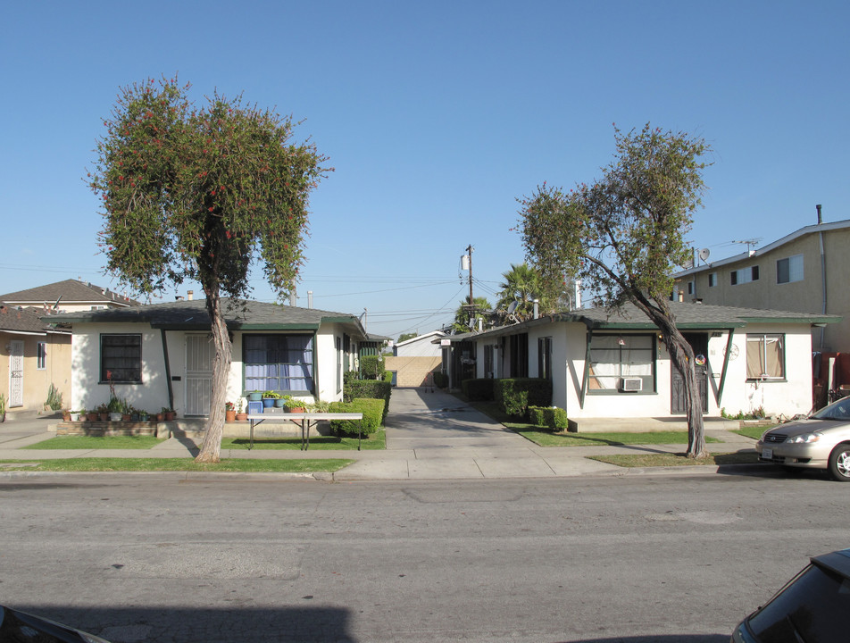 229 N 7th St in Montebello, CA - Foto de edificio