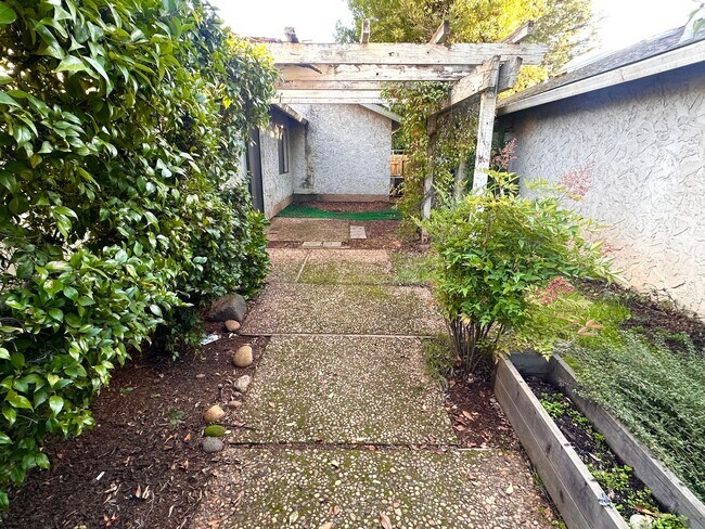 1473 Manzanita Ave in Chico, CA - Building Photo - Building Photo