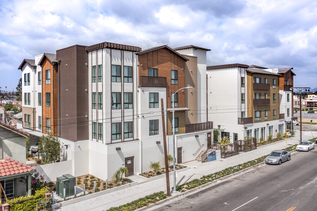 Residences at Main in Los Angeles, CA - Building Photo