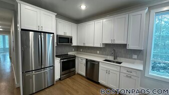 104-106-106 Warren St in Boston, MA - Building Photo
