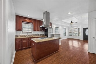 708 E 32nd St in Houston, TX - Foto de edificio - Building Photo