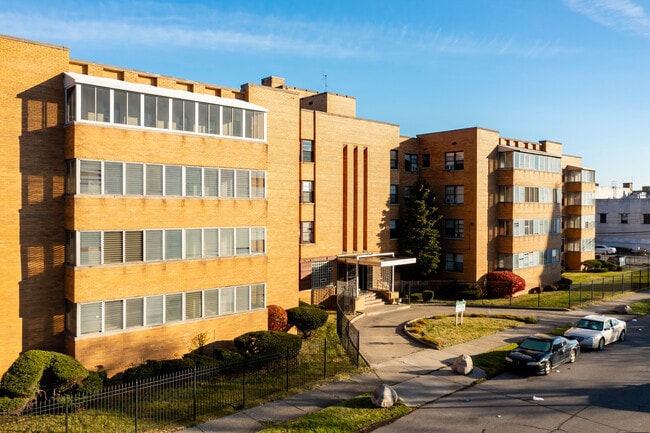 The Manor House in Detroit, MI - Building Photo - Building Photo