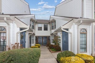 208 Sunshine Ct in Sayreville, NJ - Building Photo