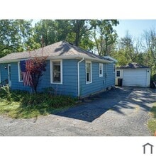 20113 Huron River Dr in Rockwood, MI - Building Photo - Building Photo