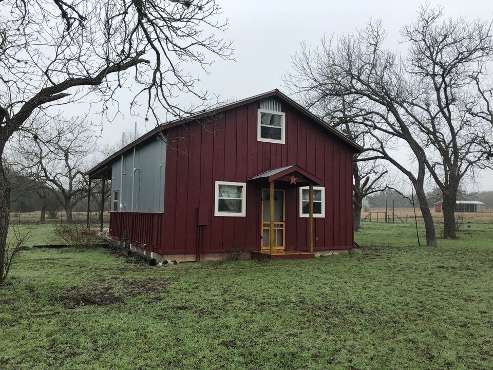 200 Saddleback Ridge in Bandera, TX - Building Photo