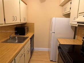 9400 SW 77th St in Miami, FL - Building Photo - Building Photo