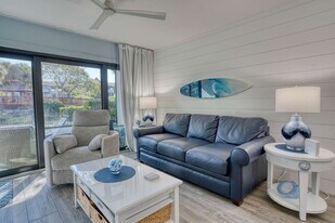 600 Neapolitan Way in Naples, FL - Building Photo