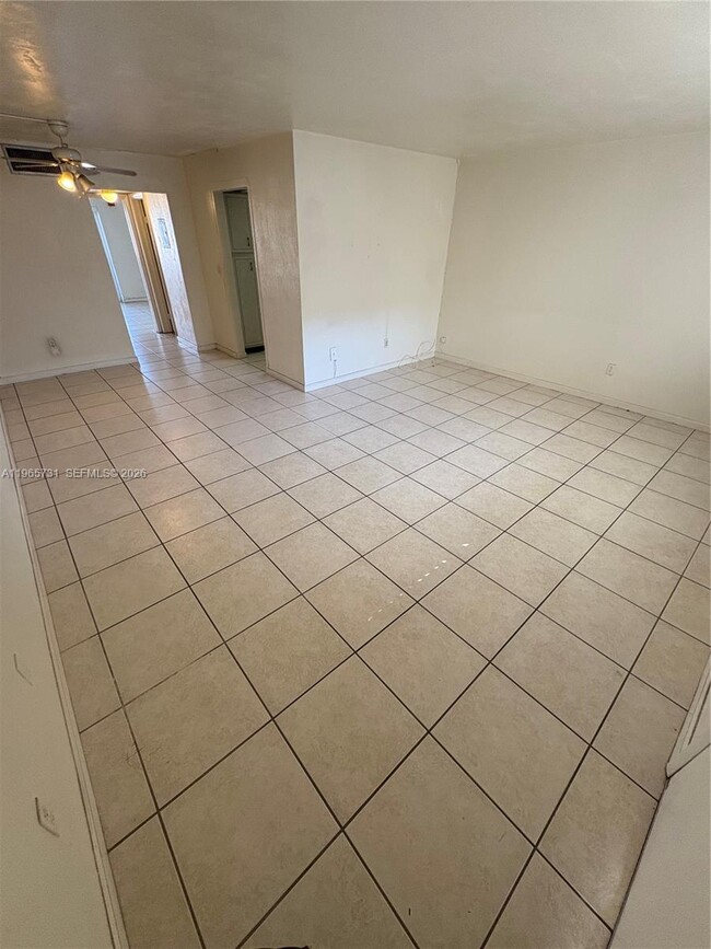 16215 NE 18th Ct in North Miami Beach, FL - Foto de edificio - Building Photo