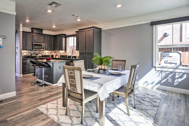 761 Ashwick Loop in Sacramento, CA - Building Photo - Building Photo