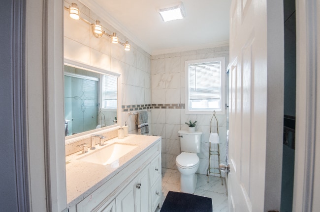 138 Neighborhood Rd in Mastic Beach, NY - Building Photo - Building Photo