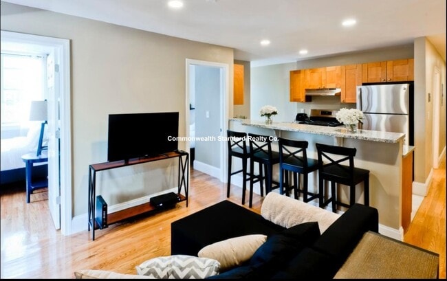 76 Egmont St, Unit 6F in Brookline, MA - Foto de edificio - Building Photo