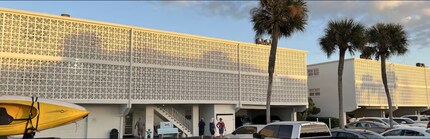 4800 Ocean Beach Blvd, Unit 105 in Cocoa Beach, FL - Foto de edificio - Building Photo