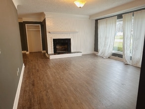 671 Crest Ln E in South Lyon, MI - Foto de edificio - Building Photo