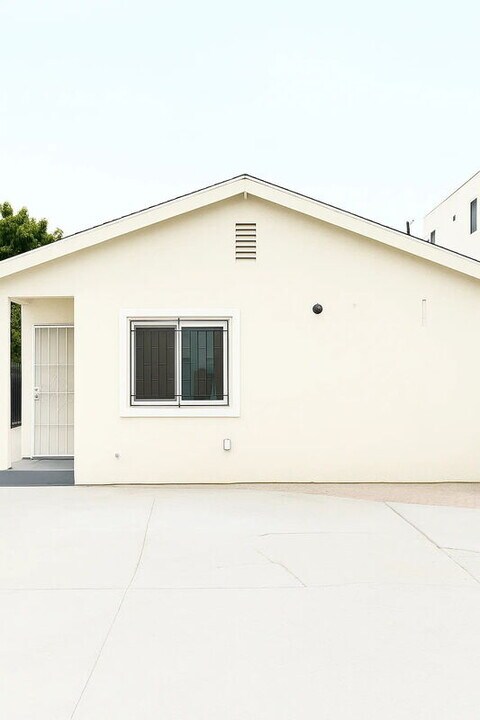 1325 W 58th St in Los Angeles, CA - Building Photo