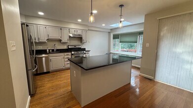 9085 Golden Sunset Ln in Springfield, VA - Building Photo - Building Photo