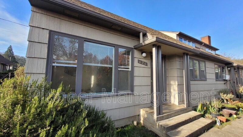 626 NE Polk St in Roseburg, OR - Foto de edificio