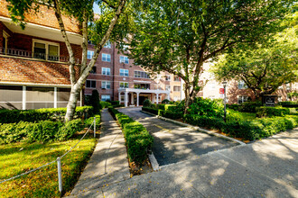 George Washington Apartments in Forest Hills, NY - Building Photo - Building Photo