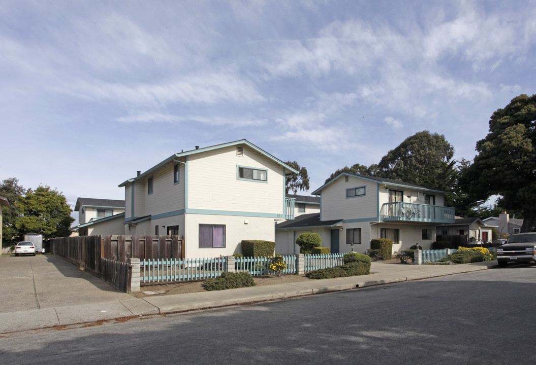 971 Harcourt Ave in Seaside, CA - Building Photo