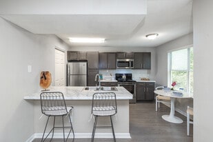 Crystal Lake in Pensacola, FL - Building Photo