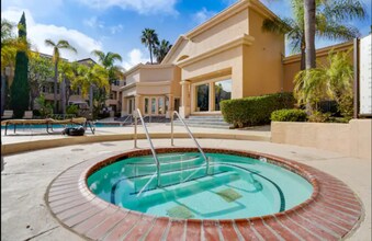 3987 Nobel Dr, Unit 337 in San Diego, CA - Building Photo - Building Photo