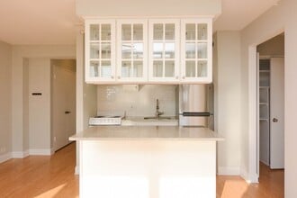 428 W Wellington Ave, Unit D13 in Chicago, IL - Foto de edificio - Building Photo