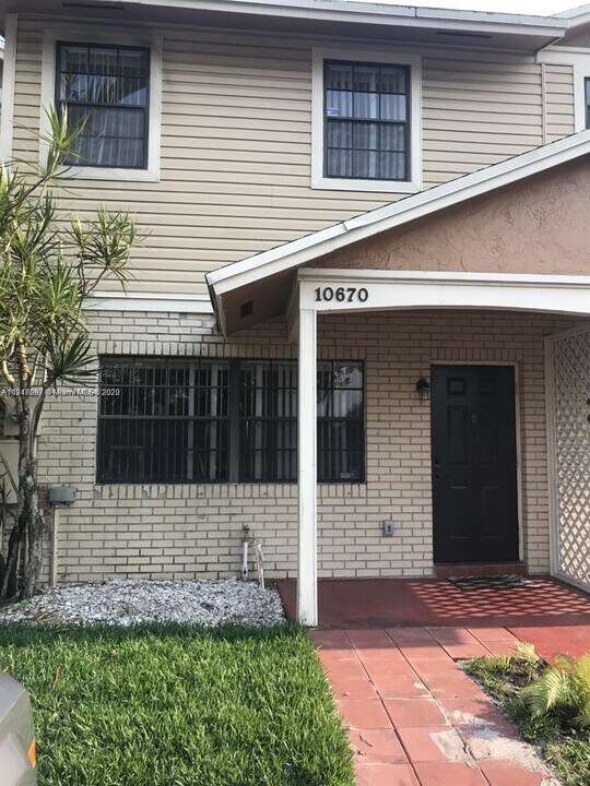 10670 NW 1st St in Pembroke Pines, FL - Building Photo