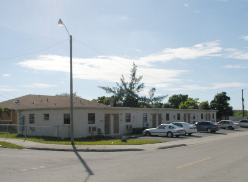 690 NW 9th Ave in Hallandale Beach, FL - Foto de edificio