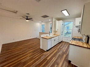 2119 Avenue O 1/2 in Galveston, TX - Building Photo - Building Photo