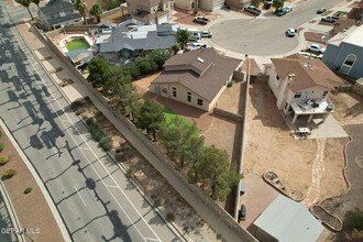 4569 Roberto Acosta in El Paso, TX - Foto de edificio - Building Photo