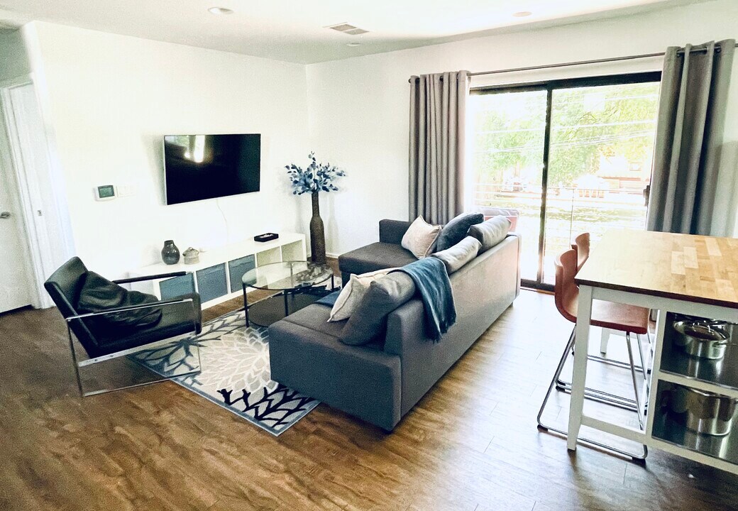 1905 Holly St, Unit B in Austin, TX - Building Photo
