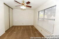 13215 Lost Lake Dr in San Antonio, TX - Foto de edificio - Building Photo