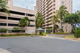 Country Club Village 5 in Honolulu, HI - Foto de edificio - Building Photo