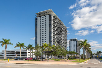 5250 Paseo in Doral, FL - Foto de edificio - Building Photo