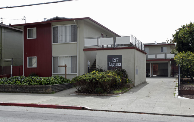 1217 Laguna Ave in Burlingame, CA - Foto de edificio - Building Photo