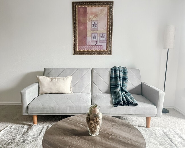 1071 Clayton Ln in Austin, TX - Foto de edificio - Building Photo