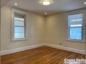 28 Clay St, Unit 2 in Cambridge, MA - Foto de edificio - Building Photo