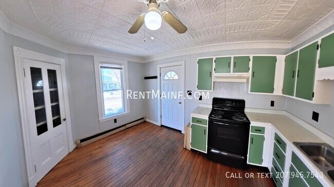 203 Center St, Unit 1 in Old Town, ME - Building Photo - Building Photo