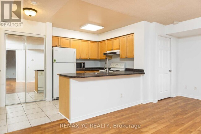 155 Beecroft Rd in Toronto, ON - Building Photo - Building Photo