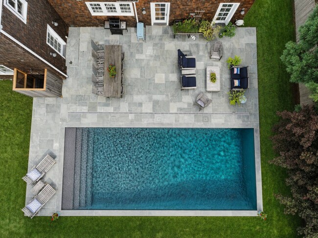 35 Cove Dr in Sag Harbor, NY - Building Photo - Building Photo