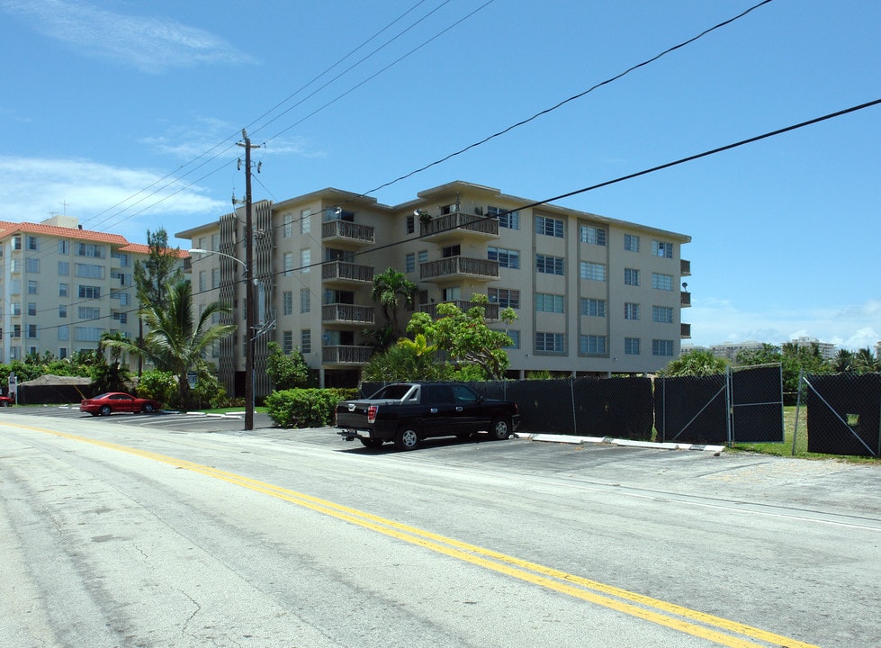 Kingsley Arms Apartments in Bay Harbor Islands, FL - Foto de edificio