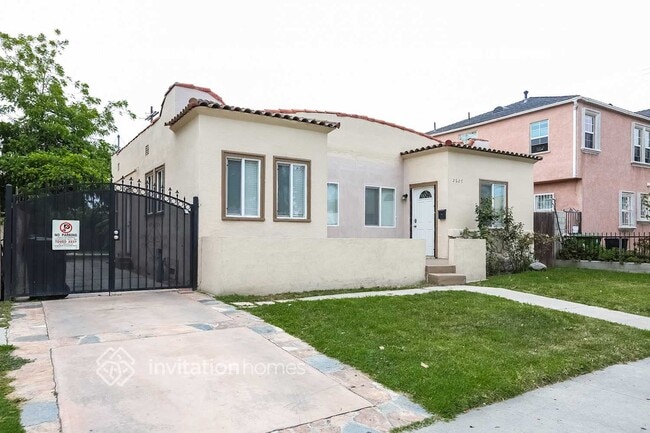2627 S Dunsmuir Ave in Los Angeles, CA - Building Photo - Building Photo