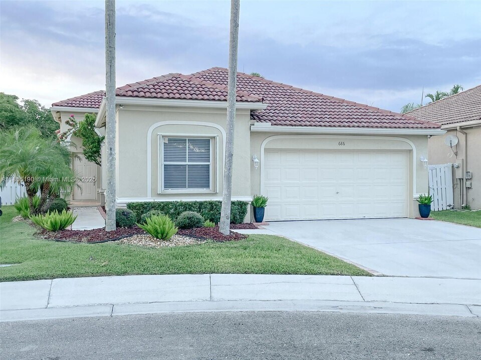 686 Maplewood Ct in Weston, FL - Building Photo