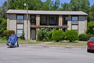 Hilltop Apartments in Grapevine, TX - Foto de edificio - Building Photo