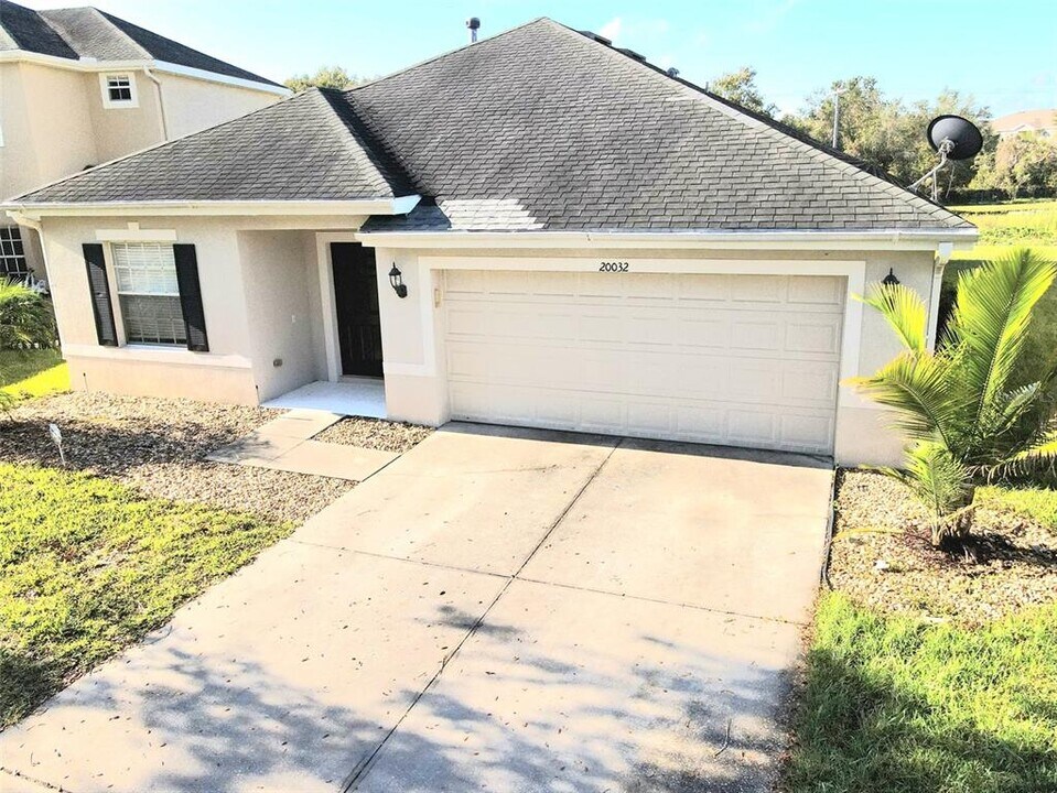 20032 Nob Oak Ave in Tampa, FL - Foto de edificio